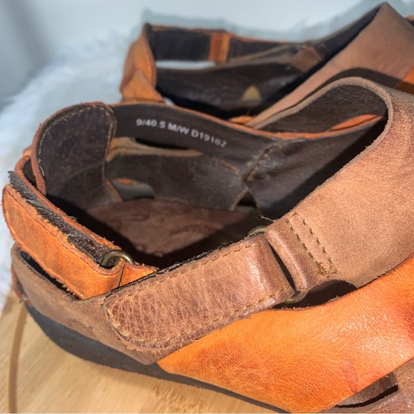 Børn Sandals Strappy Flat Slingback Leather Women’s Sz 9 Tangerine & Sand - Picture 2 of 10